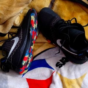 Lebrons 11.5 black crayon bottoms